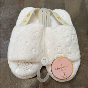 NWT! Girls' FAO Abulous by FAO Schwarz Debossed white Slide Slippers size L 4-5
